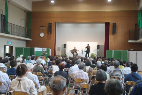 観衆の皆さんと演奏者