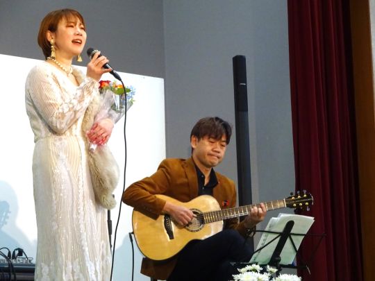 晩秋を唄とギターでゆったりと